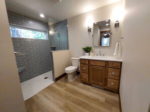Badewanne, Haartrockner, Handtücher
