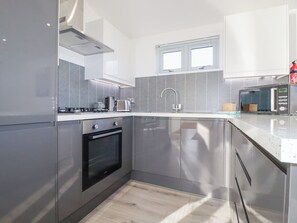 Cottage | Private kitchen | Fridge, dishwasher, cookware/dishes/utensils