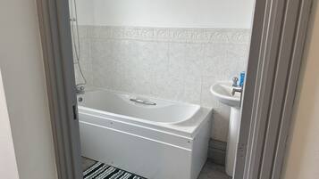 Deluxe Apartment | Bathroom