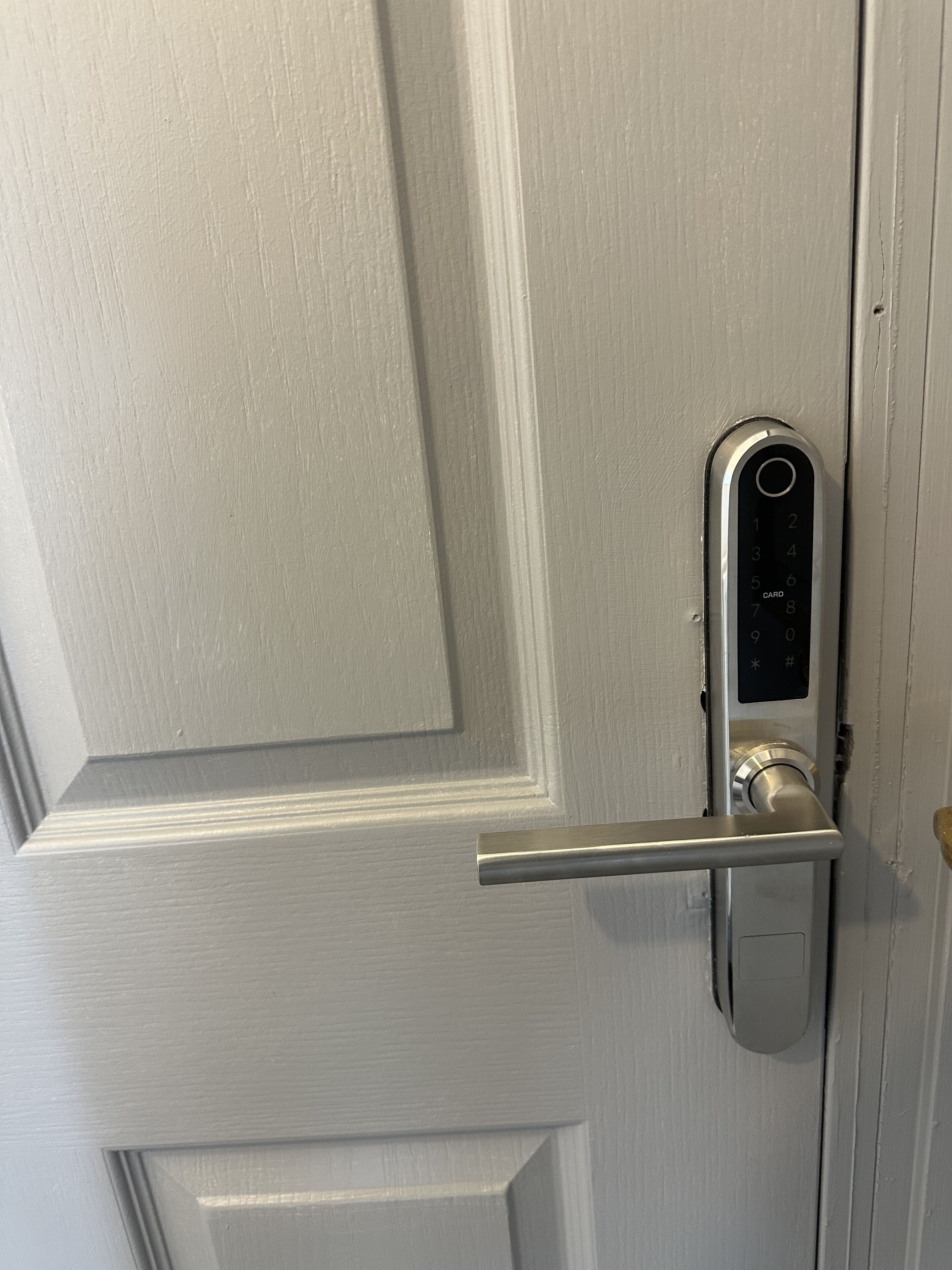 Una puerta con un moderno sistema de cierre electrónico y cerradura.