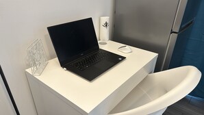Leilighet – deluxe | Blendingsgardiner, strykejern/-brett og wi-fi (inkludert)