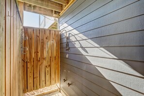 Combined shower/tub, hair dryer, soap, shampoo