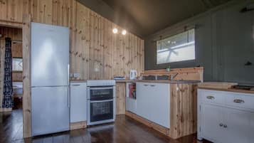 Fridge, oven, stovetop, cookware/dishes/utensils