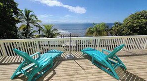 Property grounds - Pelican's Nest Oceanfront Vacation Home (Utila)