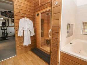 Shower - 12 Meadow Retreat (Liskeard)