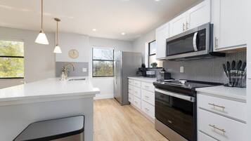 Refrigerador, microondas, horno y parrilla de estufa