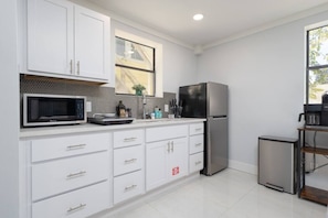 Kjøleskap, mikrobølgeovn, ovn og kokeplater