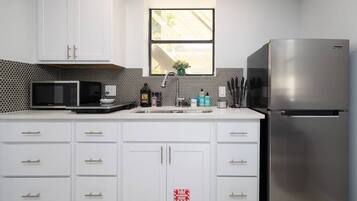 KĂŒhlschrank, Mikrowelle, Ofen, Herdplatte