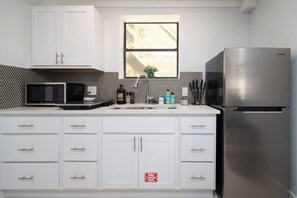 Refrigerador, microondas, horno y parrilla de estufa 