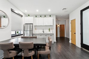 Dining - Luxury Rooftop  Villa mins from French Quarter and Superdome (New Orleans)