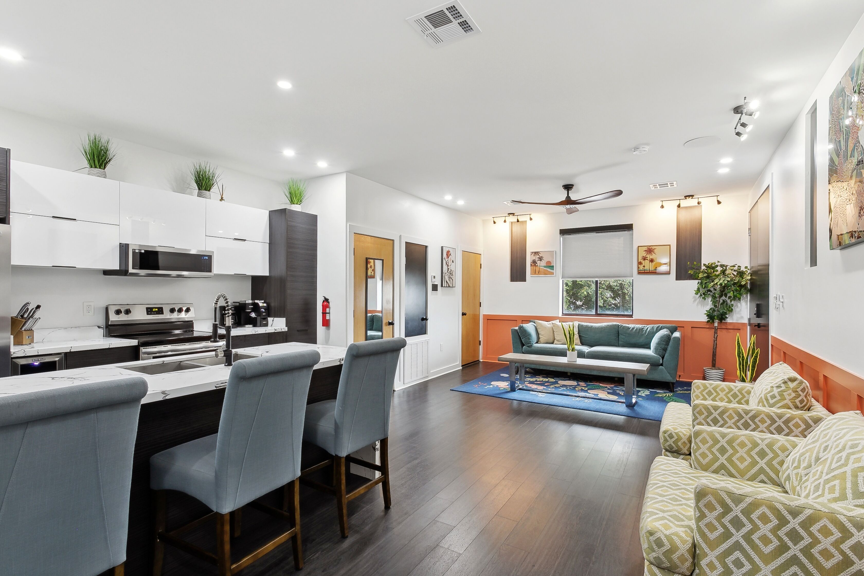 TV connectée, chaîne hi-fi, espaces bureaux