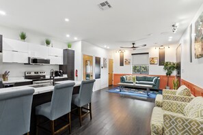 Smart TV, stereo, offices - Luxury Rooftop  Villa mins from French Quarter and Superdome (New Orleans)