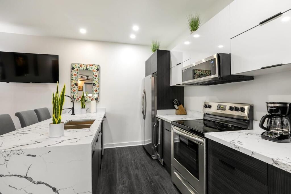 Fridge, microwave, oven, stovetop