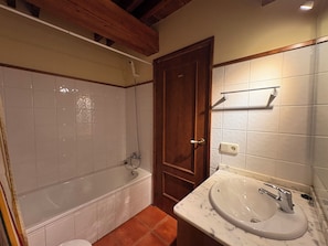 Combined shower/bathtub - Triplex with fireplace and balcony Erta 4 (Pla de l'Ermita)