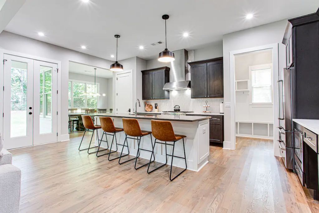 冷蔵庫、電子レ  ンジ、オーブン、コンロ