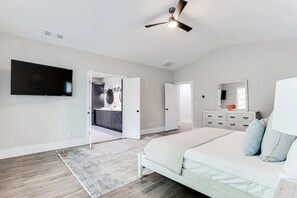 5 chambres, surmatelas, bureau, fer et planche à repasser