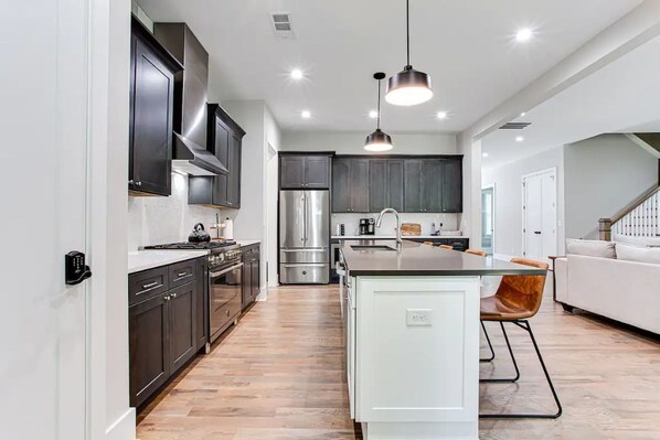 Refrigerador, microondas, horno y parrilla de estufa 