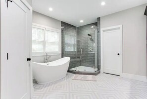 Combined shower/tub, jetted tub, hair dryer, towels - Beautiful Modern New Home Near Brookhaven Midtown (Atlanta)