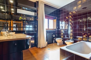 Baignoire, sĂšche-cheveux, bidet, serviettes fournies