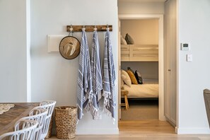 3 bedrooms, iron/ironing board, travel cot, WiFi - The Esplanade - Luxuriously Styled New 3 Bed Apt (Moana)