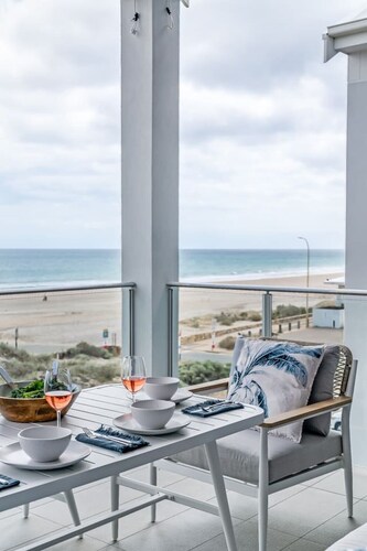 The Esplanade - Luxuriously Styled New 3 Bed Apt