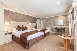 Desk, laptop workspace, iron/ironing board, free WiFi - La Villette Hotel (St. Martins)