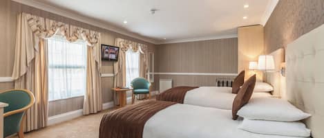 Classic Triple Room | Desk, laptop workspace, iron/ironing board, free WiFi