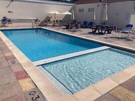 Una piscina techada, una piscina al aire libre