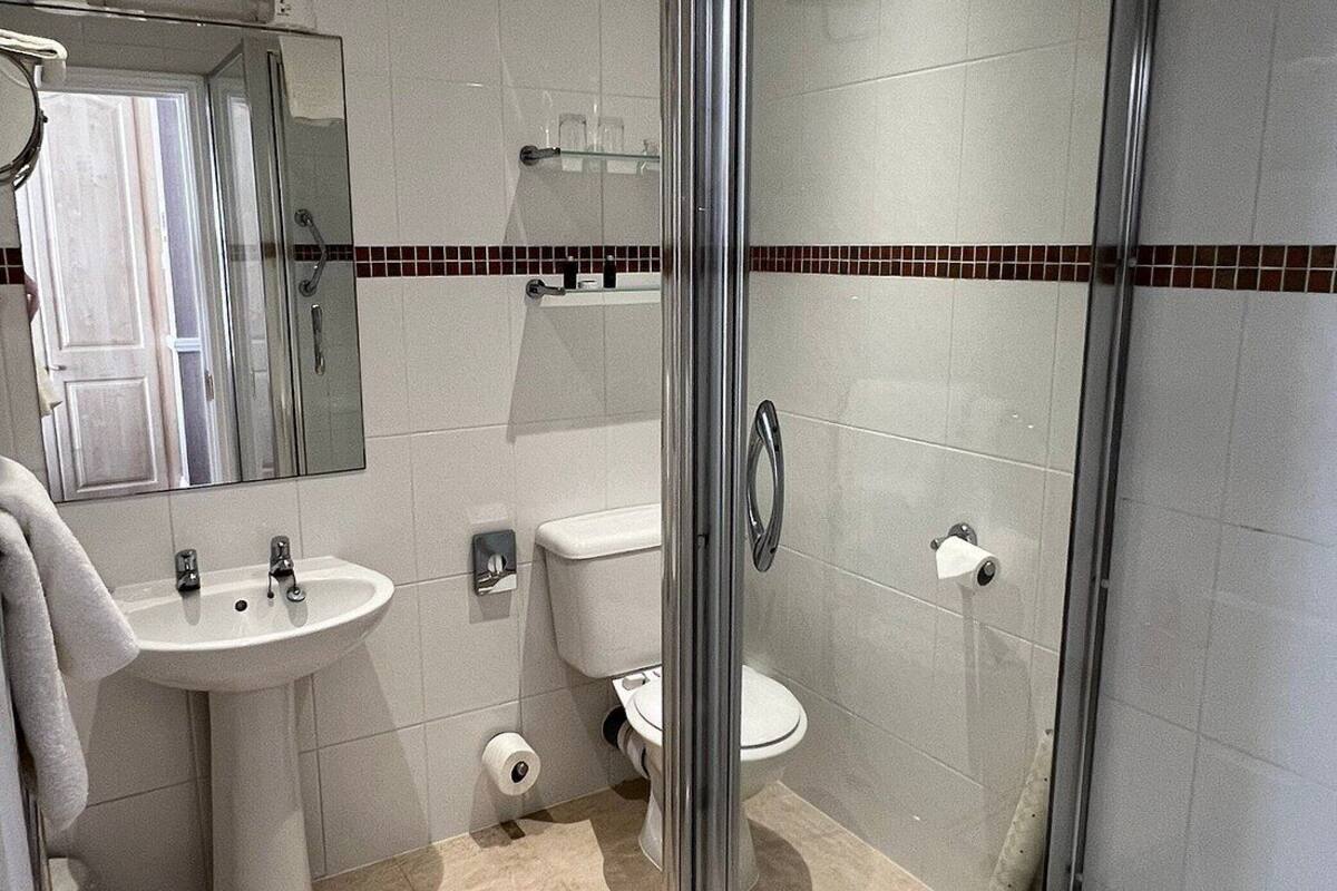 classic single room | bathroom | free toiletries, hair dryer, towels, soap