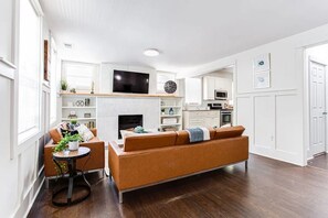 Smart TV, fireplace, books - Spacious 6-bedroom duplex home in downtown Atlanta (Atlanta)