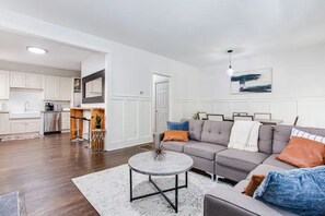 Smart TV, chimenea y libros 