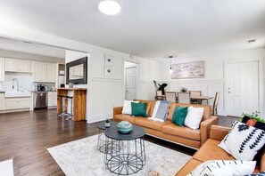 Smart TV, chimenea y libros 