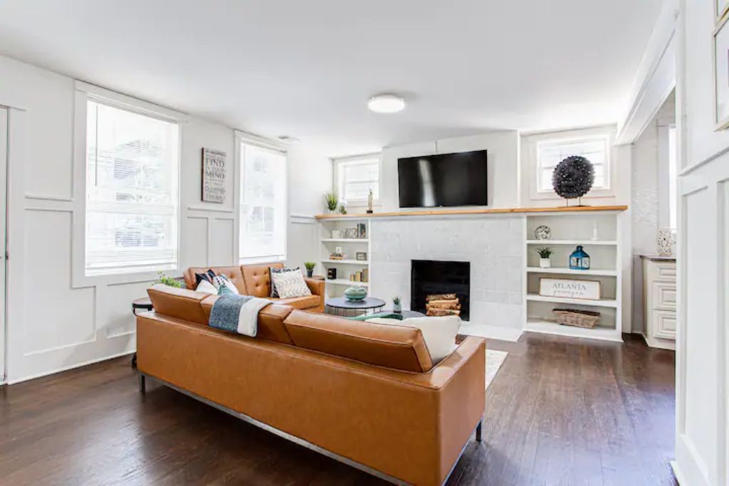 智能电视、壁炉、书