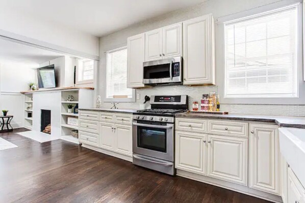 Fridge, microwave, oven, stovetop - Spacious 6-bedroom duplex home in downtown Atlanta (Atlanta)