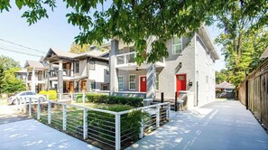 Exterior - Spacious 6-bedroom duplex home in downtown Atlanta (Atlanta)