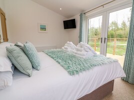 2 bedrooms, individually decorated, individually furnished, free WiFi