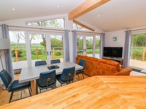 Refrigerador, lavavajillas, utensilios de cocina