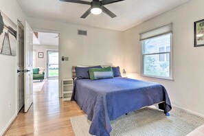 3 bedrooms, desk, iron/ironing board, free Internet