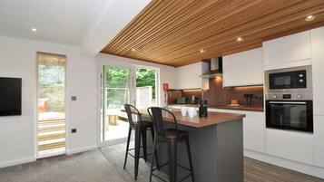 Cottage | Private kitchen | Fridge, dishwasher, cookware/dishes/utensils