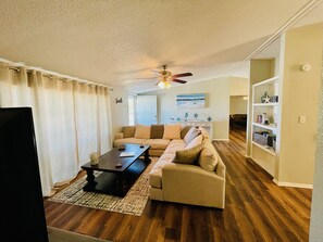 Smart-TV, DVD-Player, Tischfußball