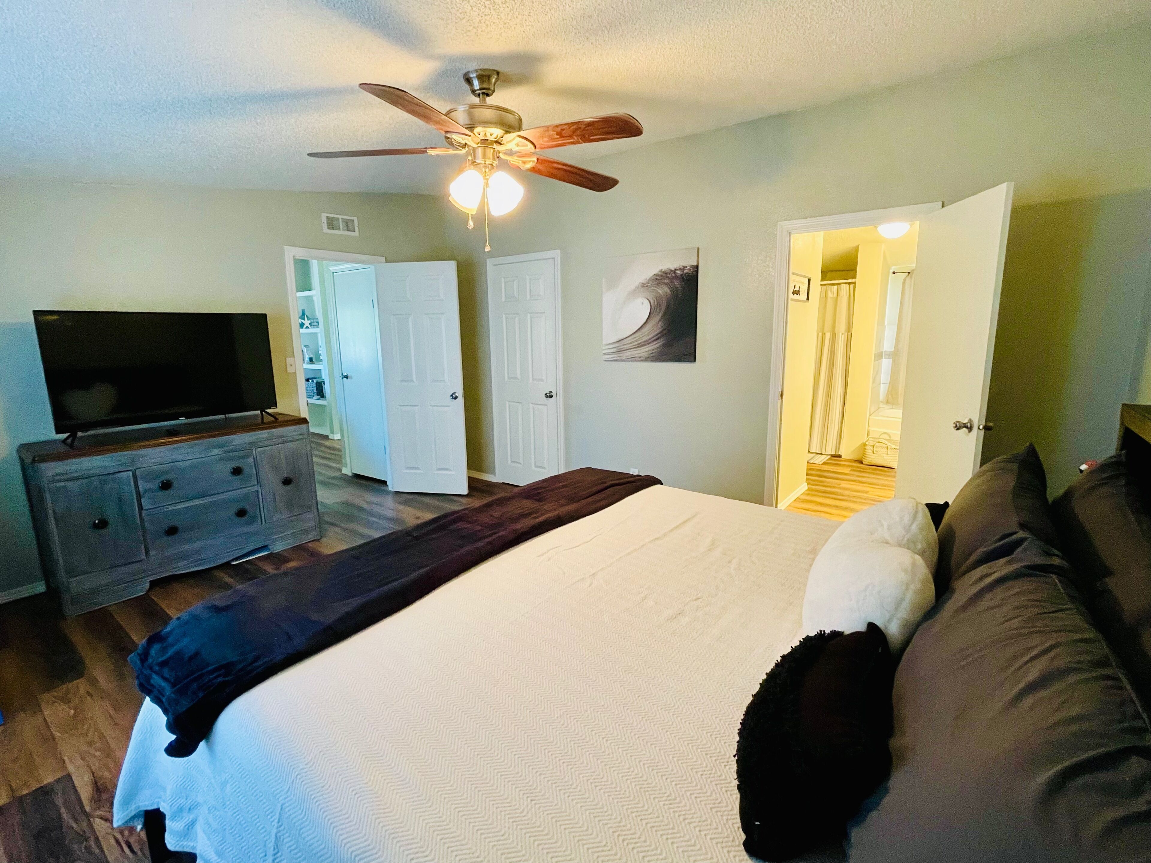 4 bedrooms, iron/ironing board, free WiFi, bed sheets