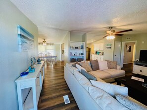 スマートテレビ、DVD プレーヤー、テーブルサッカー台