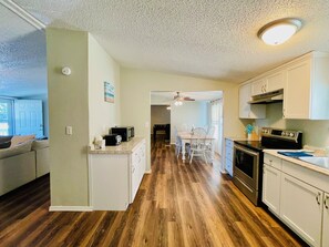Fridge, microwave, oven, stovetop - "Beach Break" less than 10 minutes from Lake Texoma and Choctaw Casino (Mead)