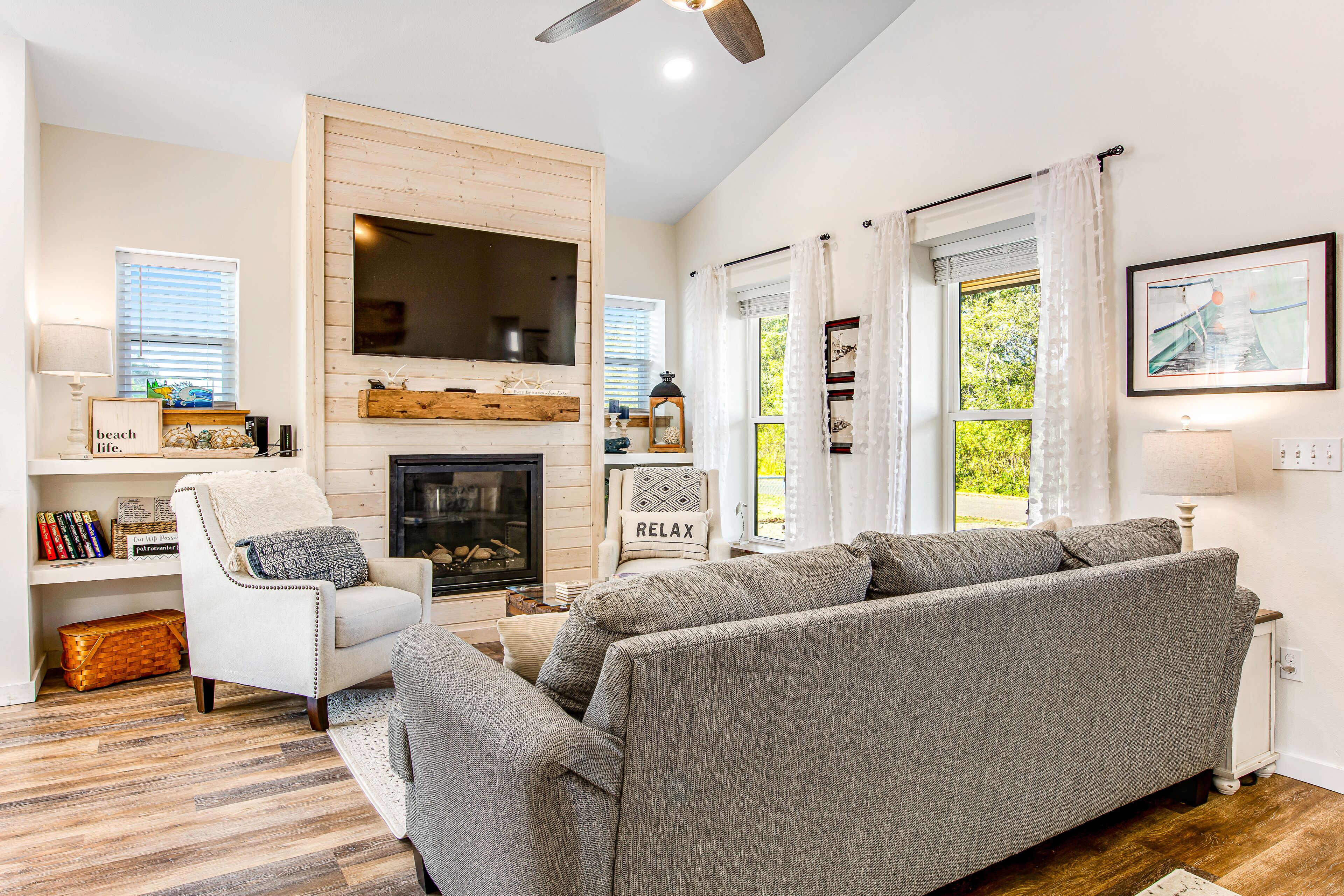 Fernseher, Kamin, Bücher, Stereoanlage