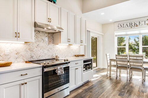 Modern cottage with covered deck, grill & fireplace - walk to beach/bars/dining