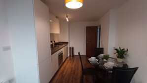 Căn hộ, 1 giường cỡ queen | Khu ăn uống