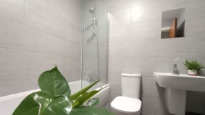 Căn hộ, 1 giường cỡ queen | Phòng tắm