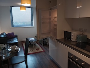 Appartement, 1 grand lit | Cuisine privée | Réfrigérateur, four à micro-ondes, un four, surface de cuisson