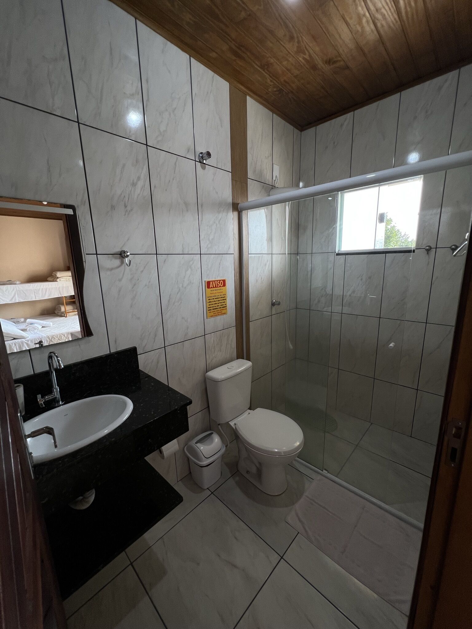 Ein Badezimmer mit Waschbecken, Toilette und Duschbereich.