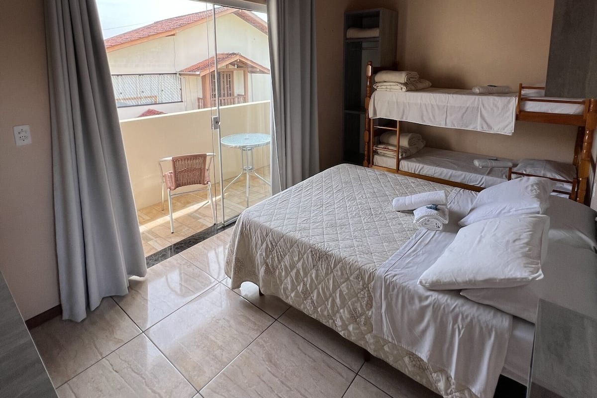 Chambre Quadruple Standard | Rideaux occultants, fer et planche à repasser, Wi-Fi gratuit
